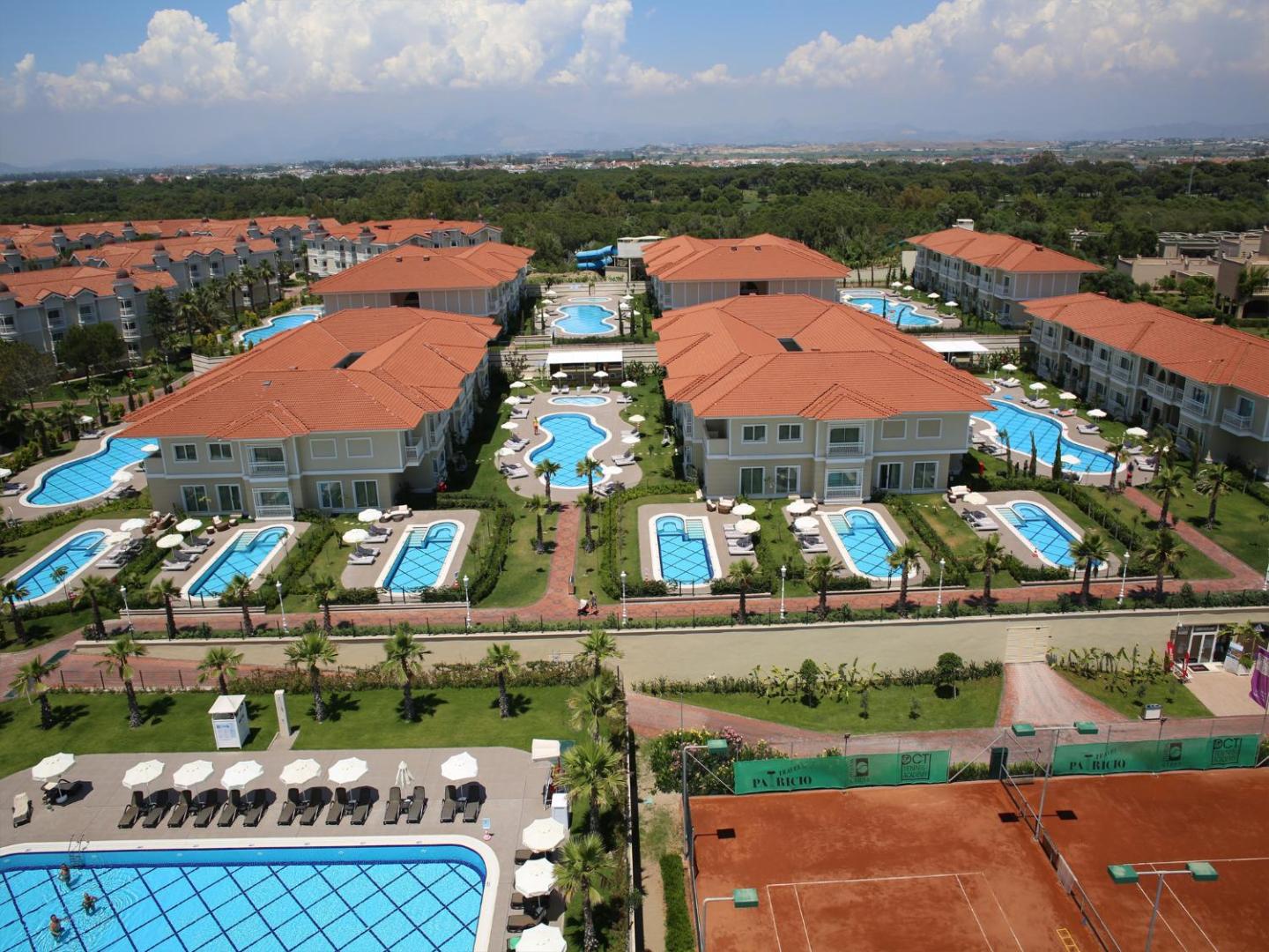 Gural Premier Belek tenisa korti un baseini pie viesu numuru korpusiem, skats no putna lidojuma
