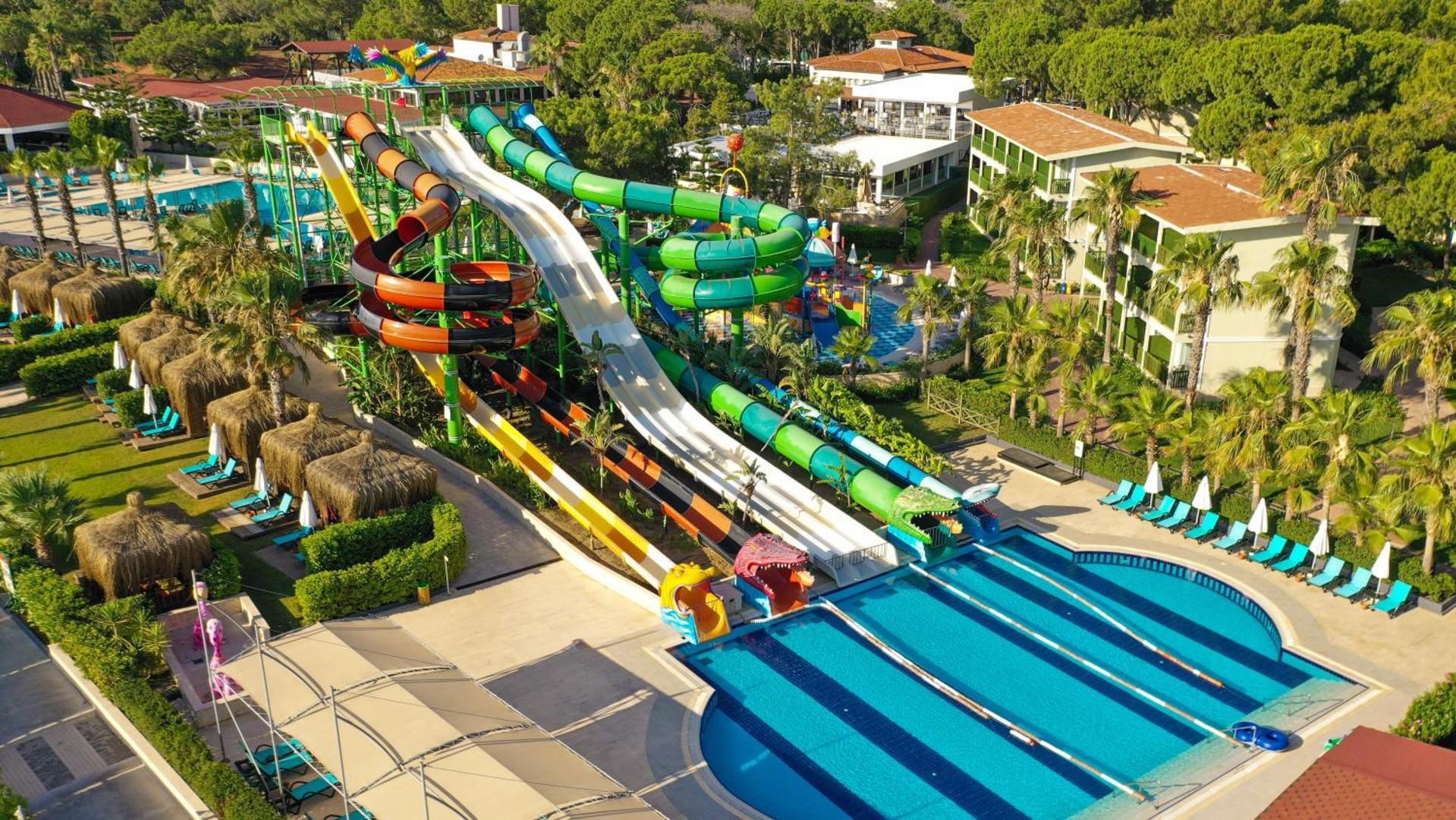 Crystal Flora Beach Resort akvaparks ar krāsainiem ūdens slidkalniņiem un atsevišķu baseinu bērniem un pieaugušajiem Kemeras reģionā