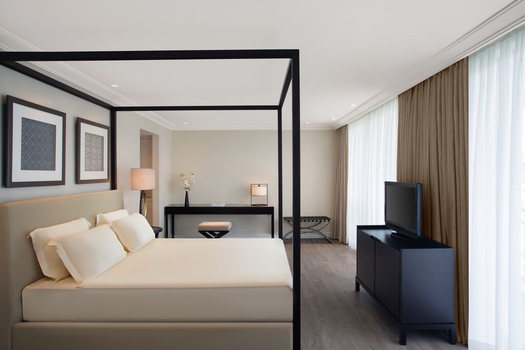 IC Hotels Green Palace moderns divvietīgs numurs ar baldahīna gultu, darba zonu un panorāmas logiem Antalijā, Turcijā
