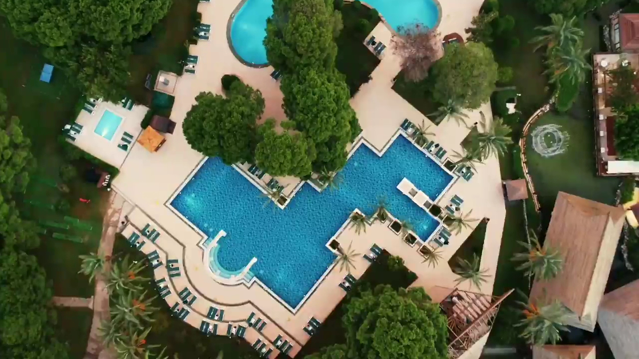 IC Hotels Green Palace viesnīcas teritorijas skats no putna lidojuma ar lieliem baseiniem, dārziem un atpūtas zonām Antalijā