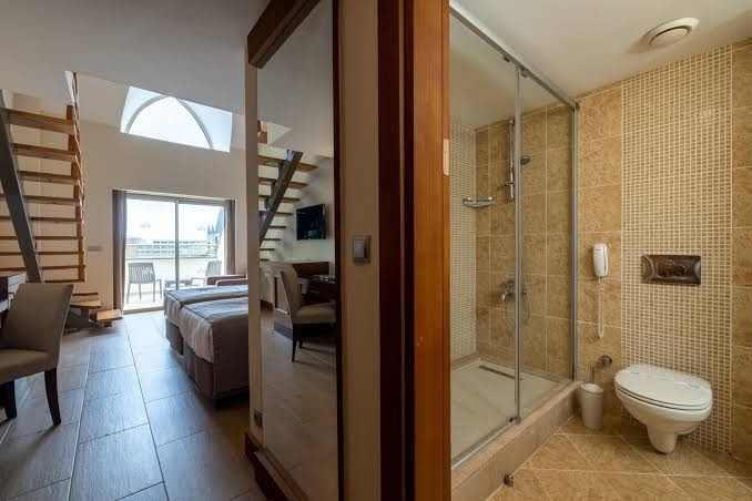 Crystal Prestige Elite divstāvu ģimenes numurs ar gaišu vannas istabu, dušu un kāpnēm uz otro stāvu