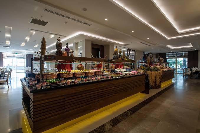 Sidera Kirman Premium bagātīga bufetes tipa ēdināšanas zona ar plašu uzkodu un desertu izvēli modernā interjerā.