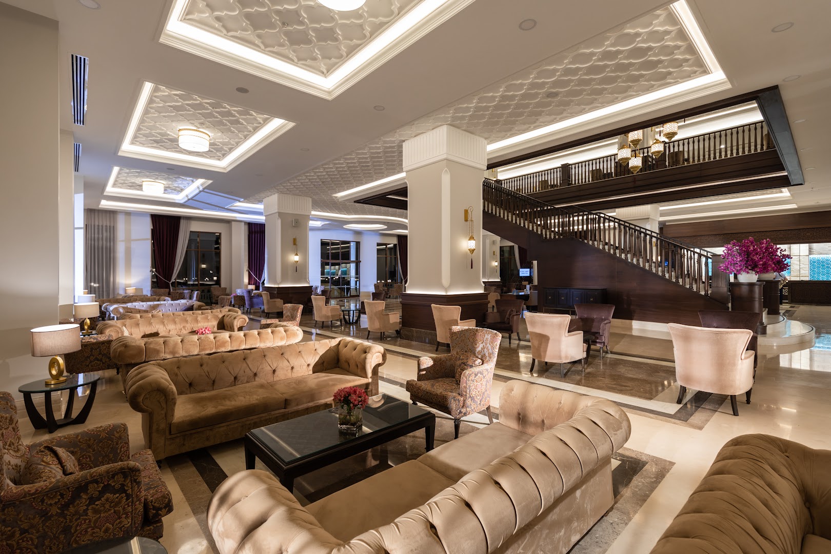 Swandor Hotels & Resorts Topkapi Palace greznais vestibils ar klasiskām mēbelēm, augstiem griestiem un dekoratīvām kāpnēm Antalijas kūrortā Turcijā