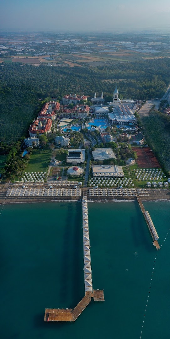Swandor Topkapi Palace skats no putna lidojuma uz privāto pludmali, garo piestātni un viesnīcas kompleksu pie Vidusjūras
