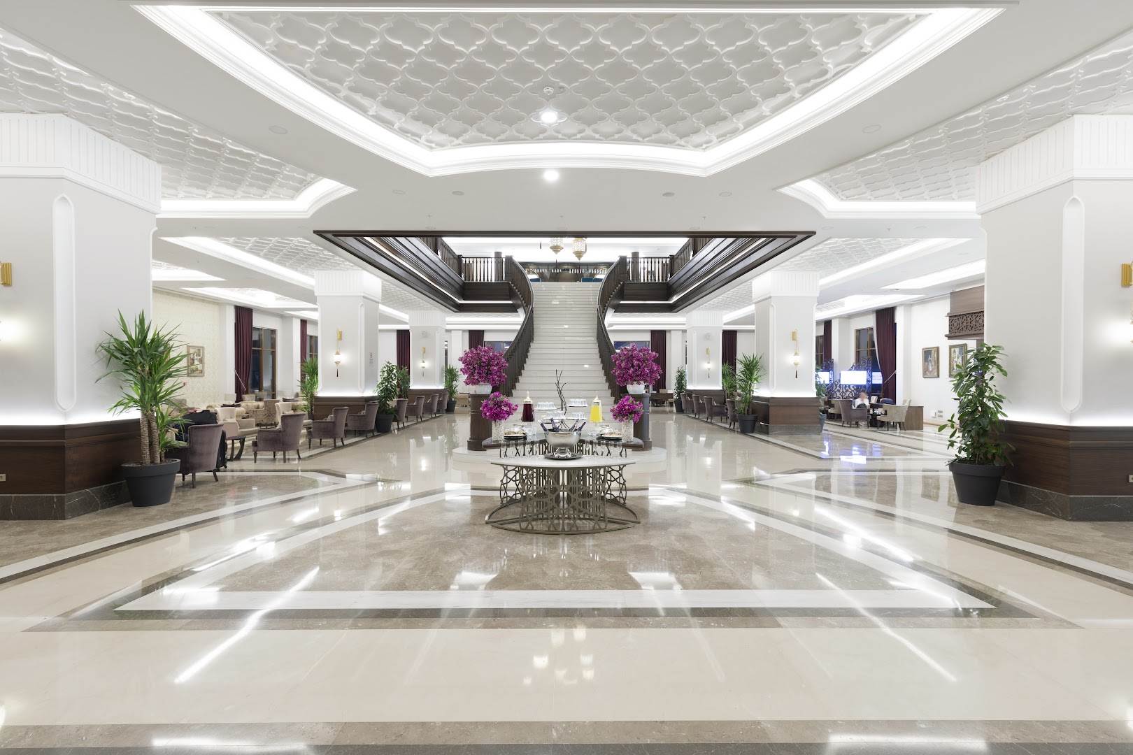 Swandor Hotels & Resorts Topkapi Palace greznais lobby vestibils ar marmora grīdām, centrālajām kāpnēm un dekoratīviem griestiem