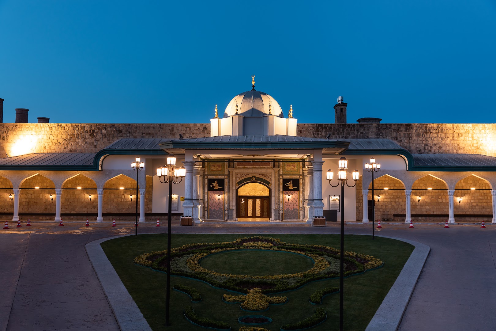 Swandor Hotels & Resorts Topkapi Palace galvenā ieeja vakarā ar izgaismotu kupolu un greznu osmaņu stila arhitektūru