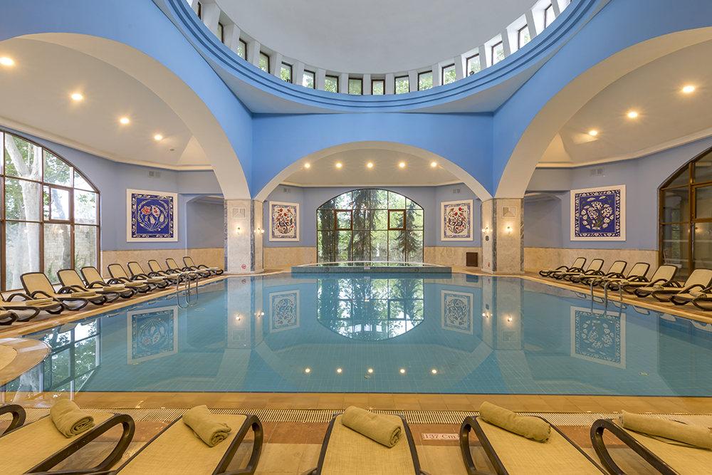 Swandor Hotels & Resorts Topkapi Palace iekštelpu baseins ar kupolu, arkām un mozaīkas elementiem spa centrā Antalijā