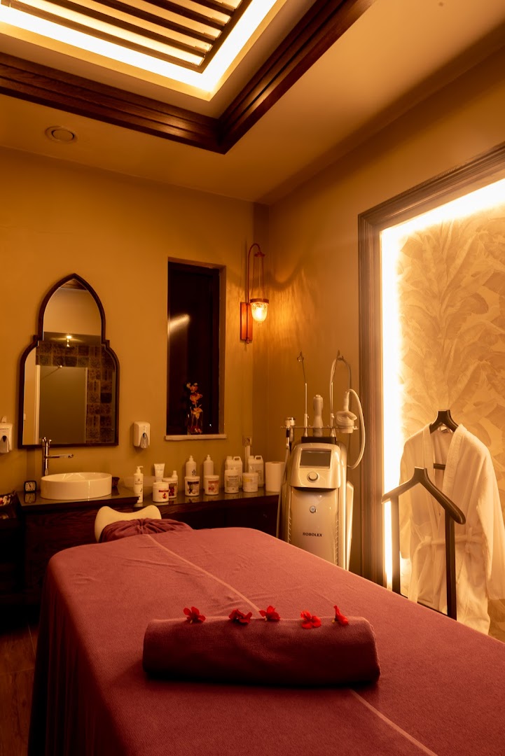 Swandor Hotels & Resorts Topkapi Palace spa procedūru telpa ar masāžas galdu, siltu apgaismojumu un modernu kosmetoloģijas aprīkojumu