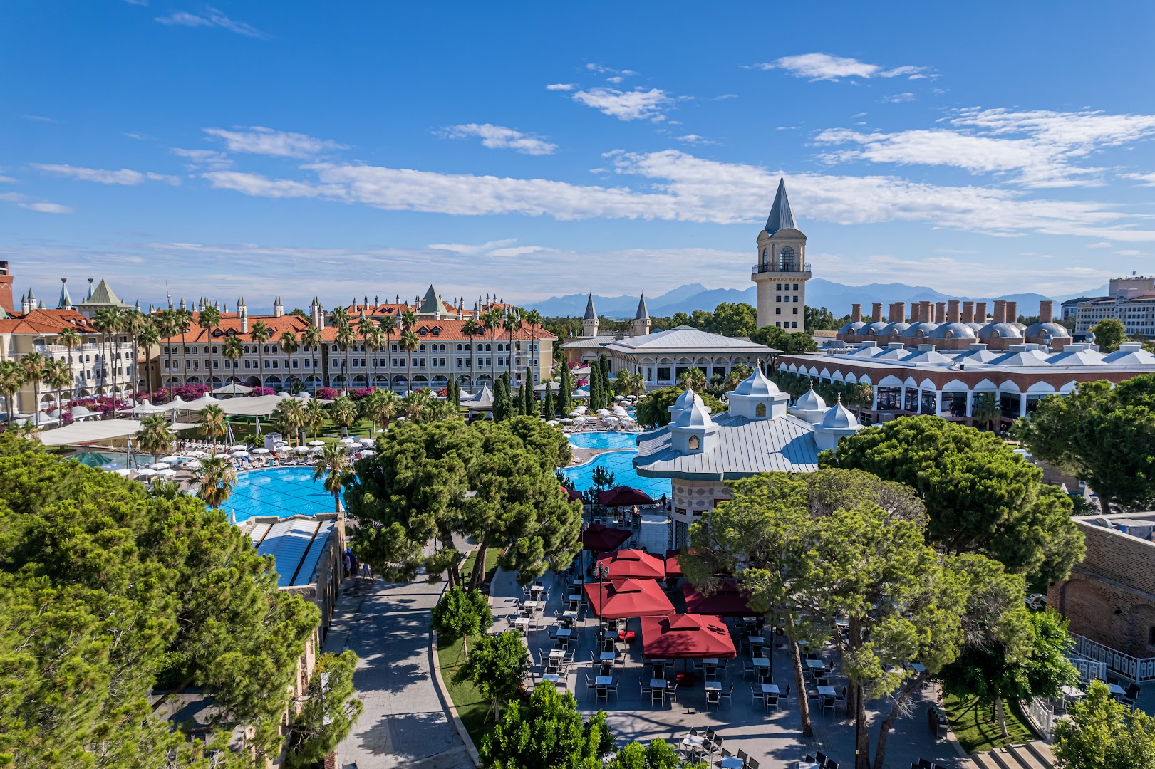 Swandor Hotels & Resorts Topkapi Palace panorāmas skats uz baseiniem, dārzu un centrālo torni Kundu reģionā, Antalijā