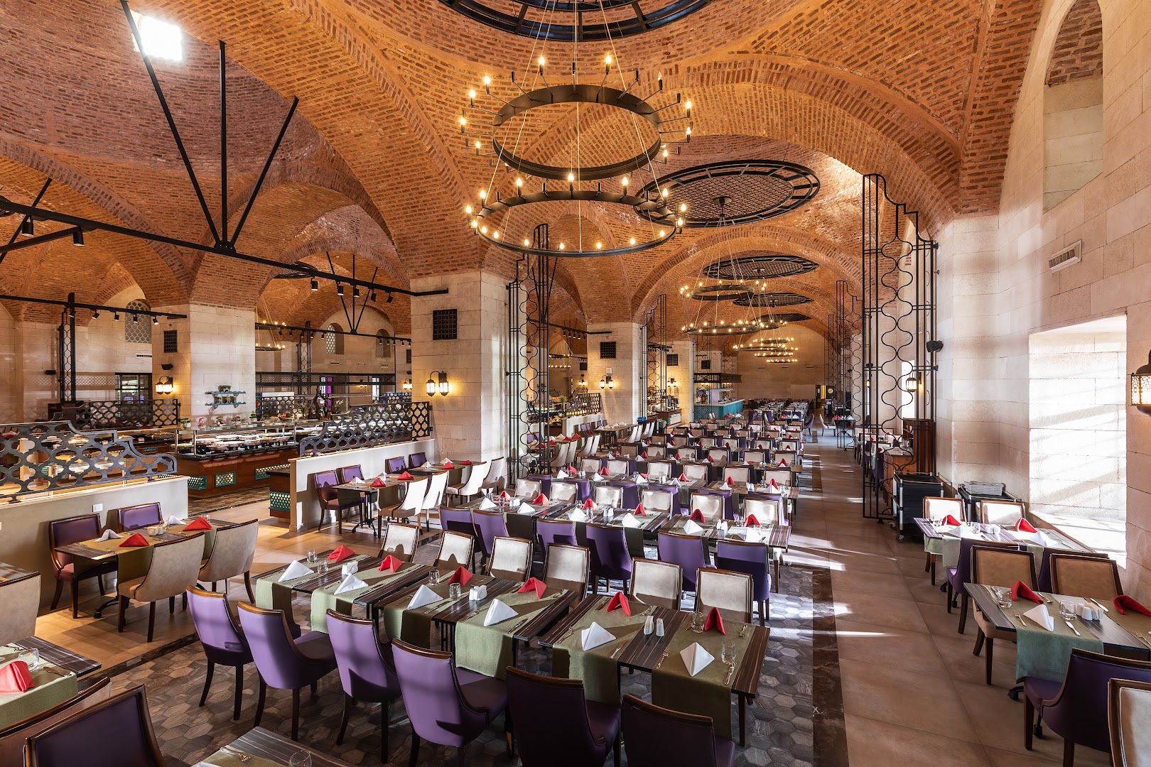 Swandor Hotels & Resorts Topkapi Palace galvenais restorāns ar vēsturisku ķieģeļu velvju griestiem un greznām lustrām Antalijā, Turcijā
