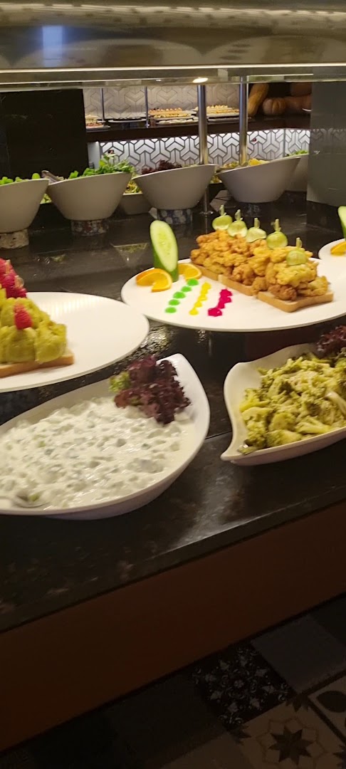 Kaila Beach Hotel bufetes restorāna piedāvājums ar svaigiem salātiem, uzkodām un dārzeņu ēdieniem — daudzveidīga starptautiskā virtuve