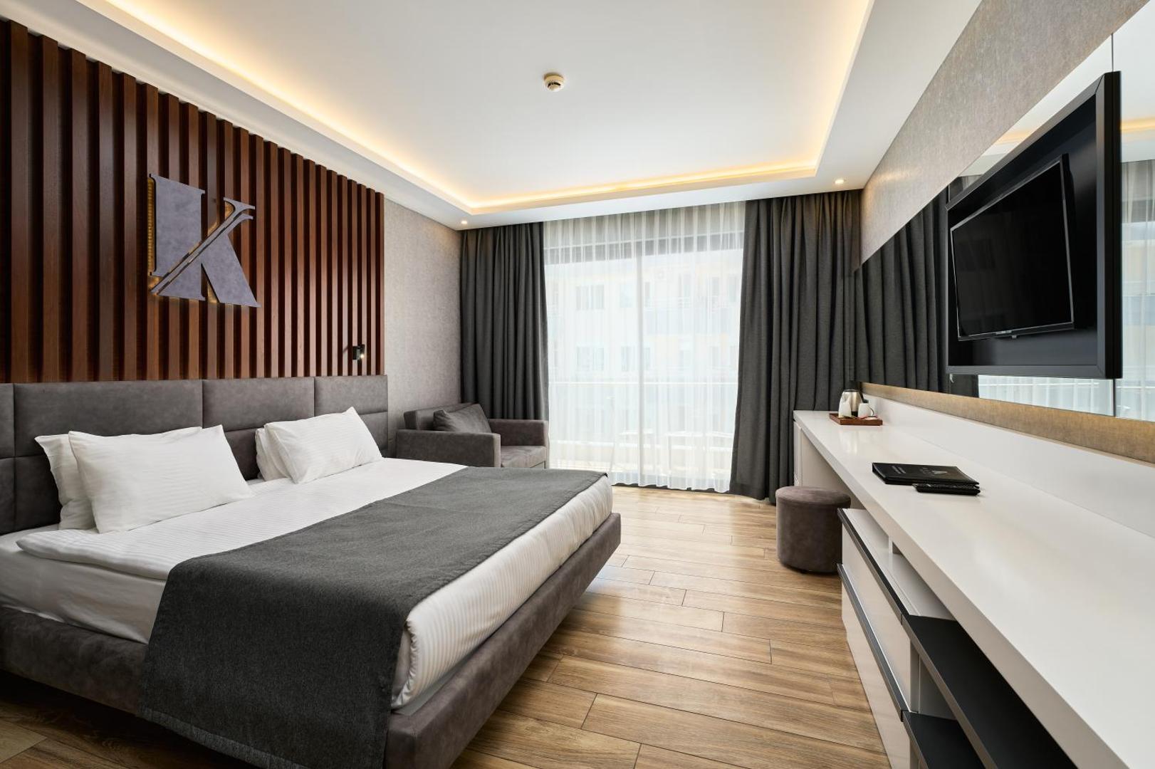 Kaila Beach Hotel plašs numurs ar divguļamo gultu, atpūtas zonu, TV un modernu apgaismojumu Alanjas reģionā