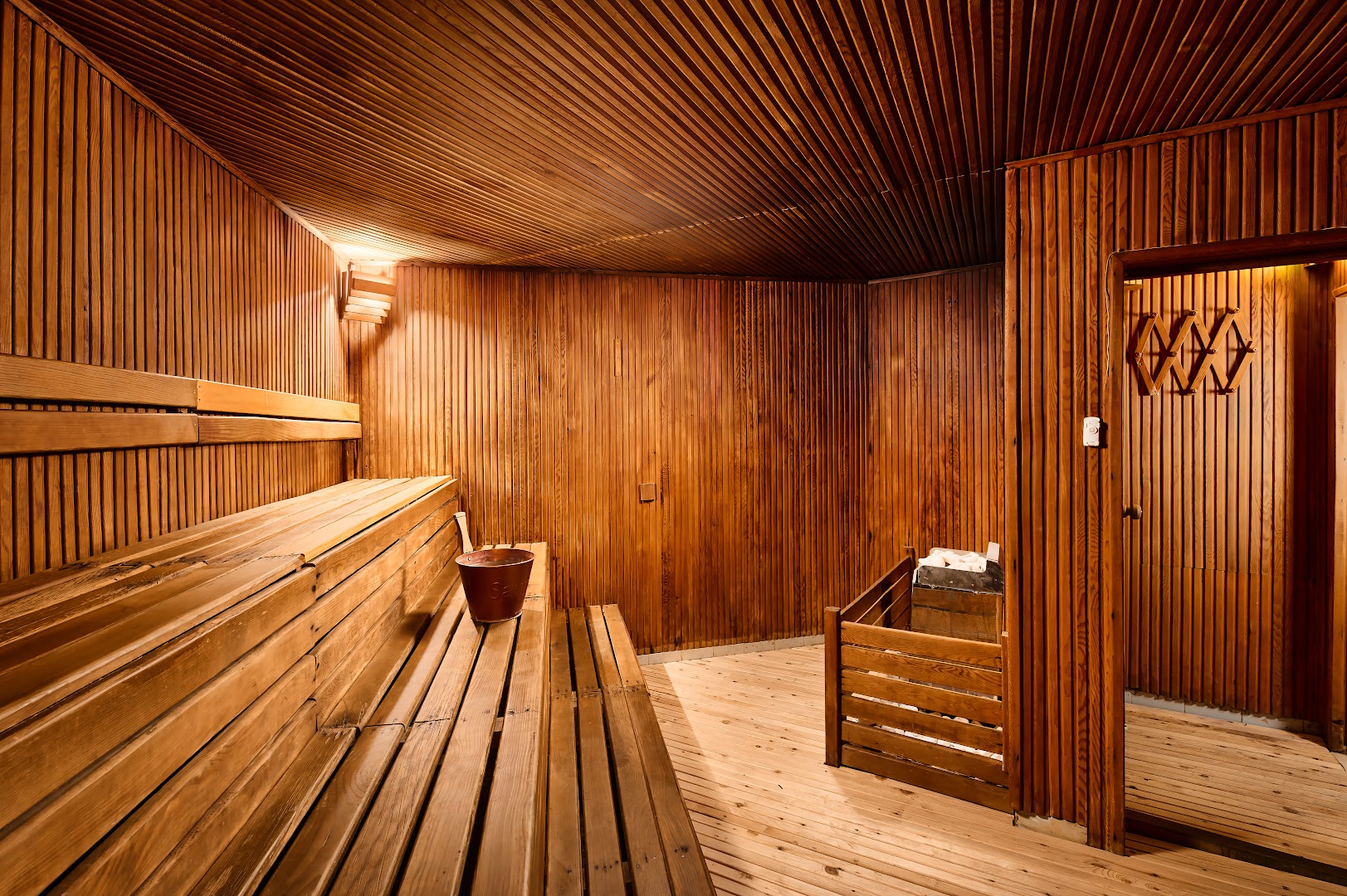 Kaila Beach Hotel spa centra somu pirts ar koka apdari un vairāku līmeņu sēdvietām pilnīgai ķermeņa attīrīšanai