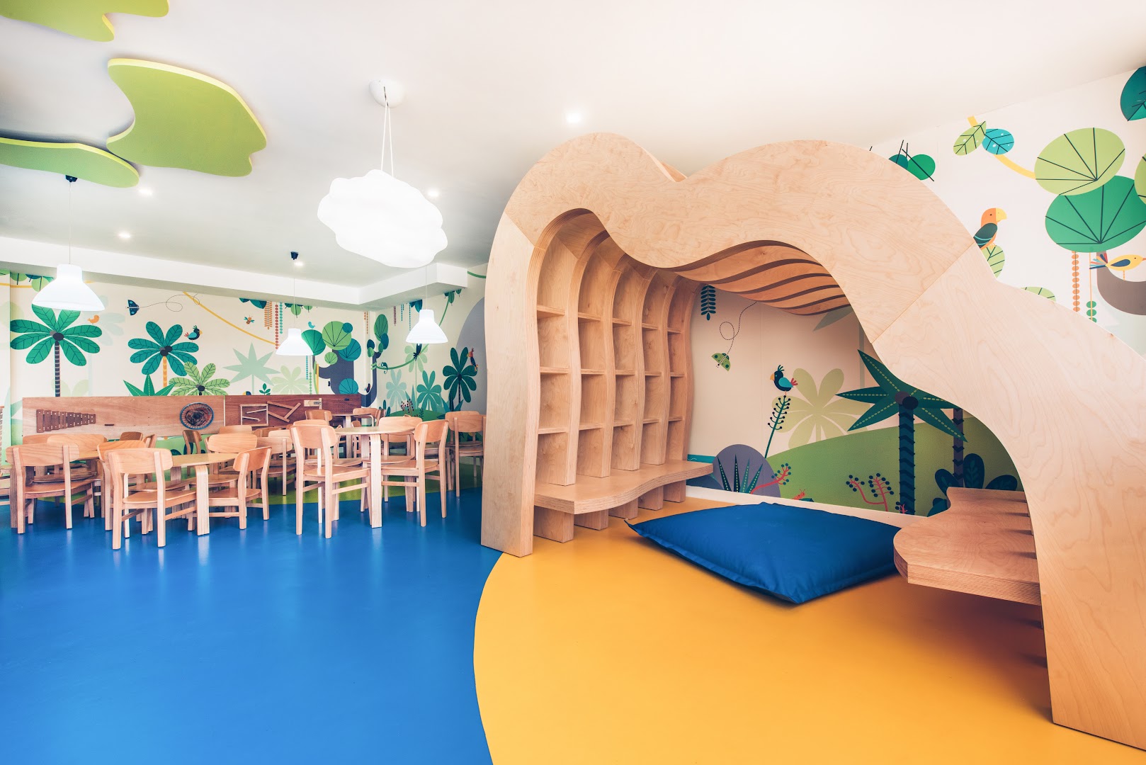 Iberostar Selection Anthelia bērnu kluba telpa ar modernu koka rotaļu konstrukciju, krāsainu grīdu un maziem galdiņiem radošām nodarbībām