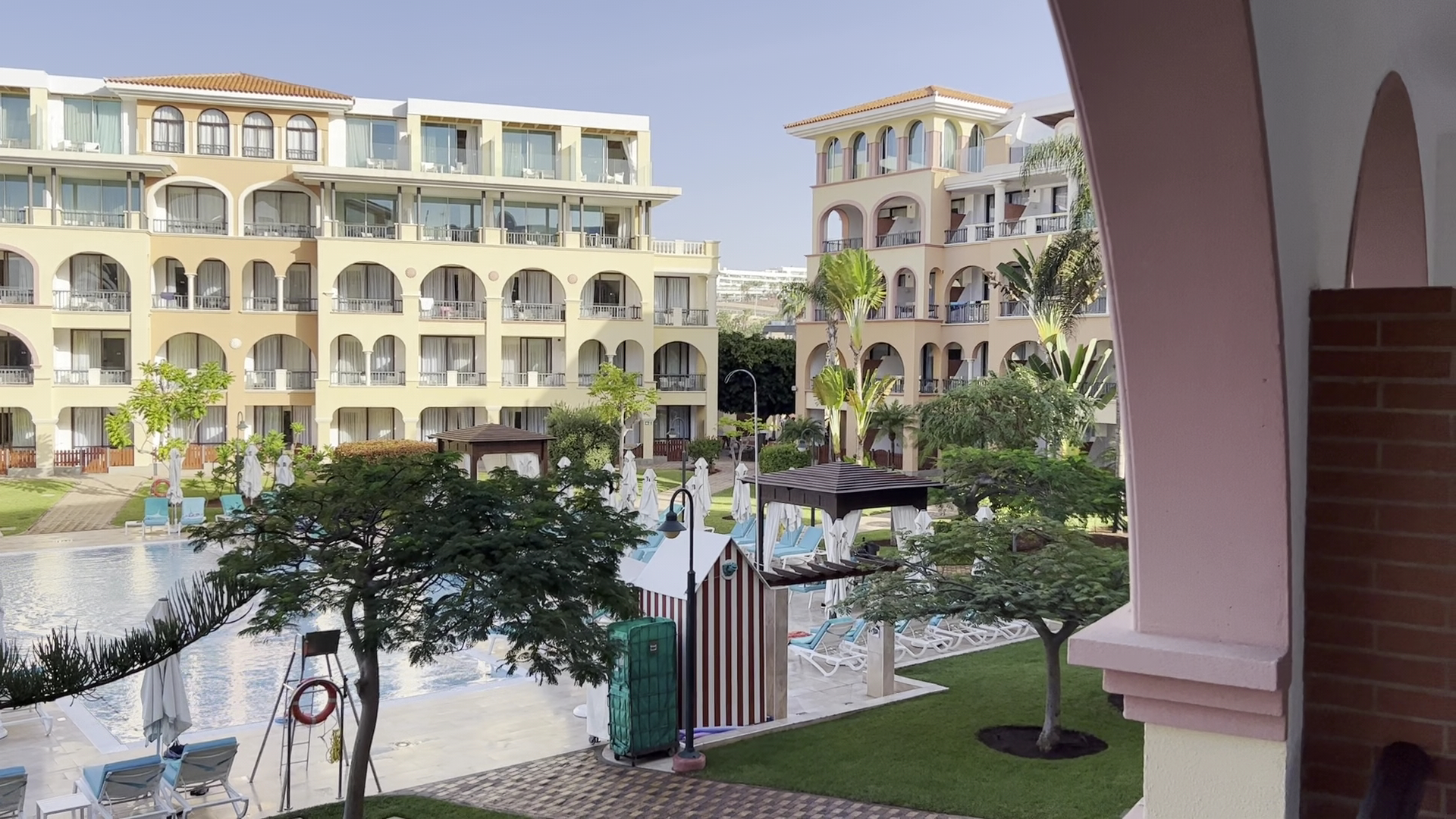 Iberostar Selection Anthelia iekšpagalms ar baseinu, sauļošanās krēsliem un klasiska stila korpusiem ar arkām Tenerifē