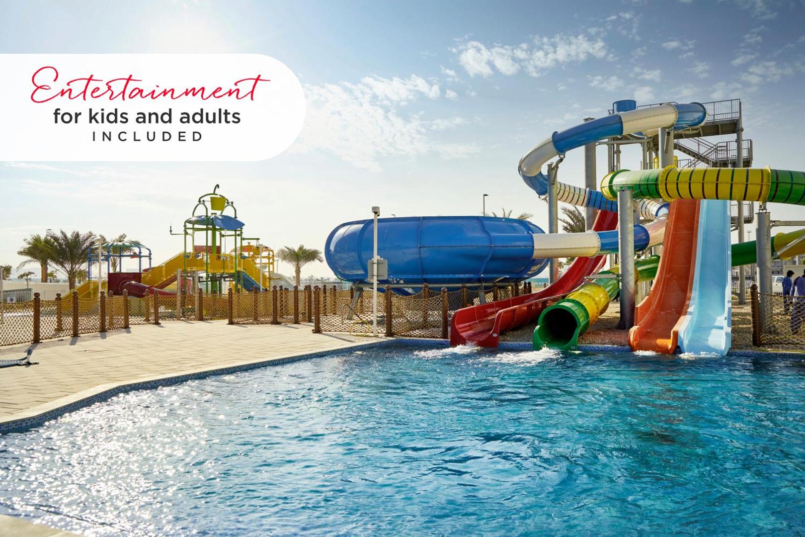 Hotel RIU Dubai akvaparks ar krāsainiem ūdens slidkalniņiem un baseinu bērniem un pieaugušajiem Deiras salā, Dubaijā