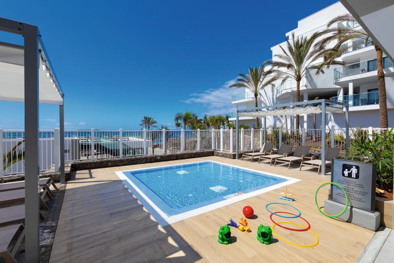 Riu Buena Vista sekls bērnu baseins ar rotaļlietām un sauļošanās krēsliem Tenerifes piekrastē — droša zona mazuļu atpūtai