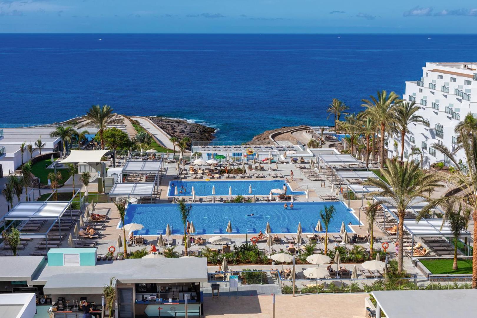 Riu Buena Vista viesnīcas teritorijas skats no augšas uz baseiniem, bāru un okeāna piekrasti Tenerifē