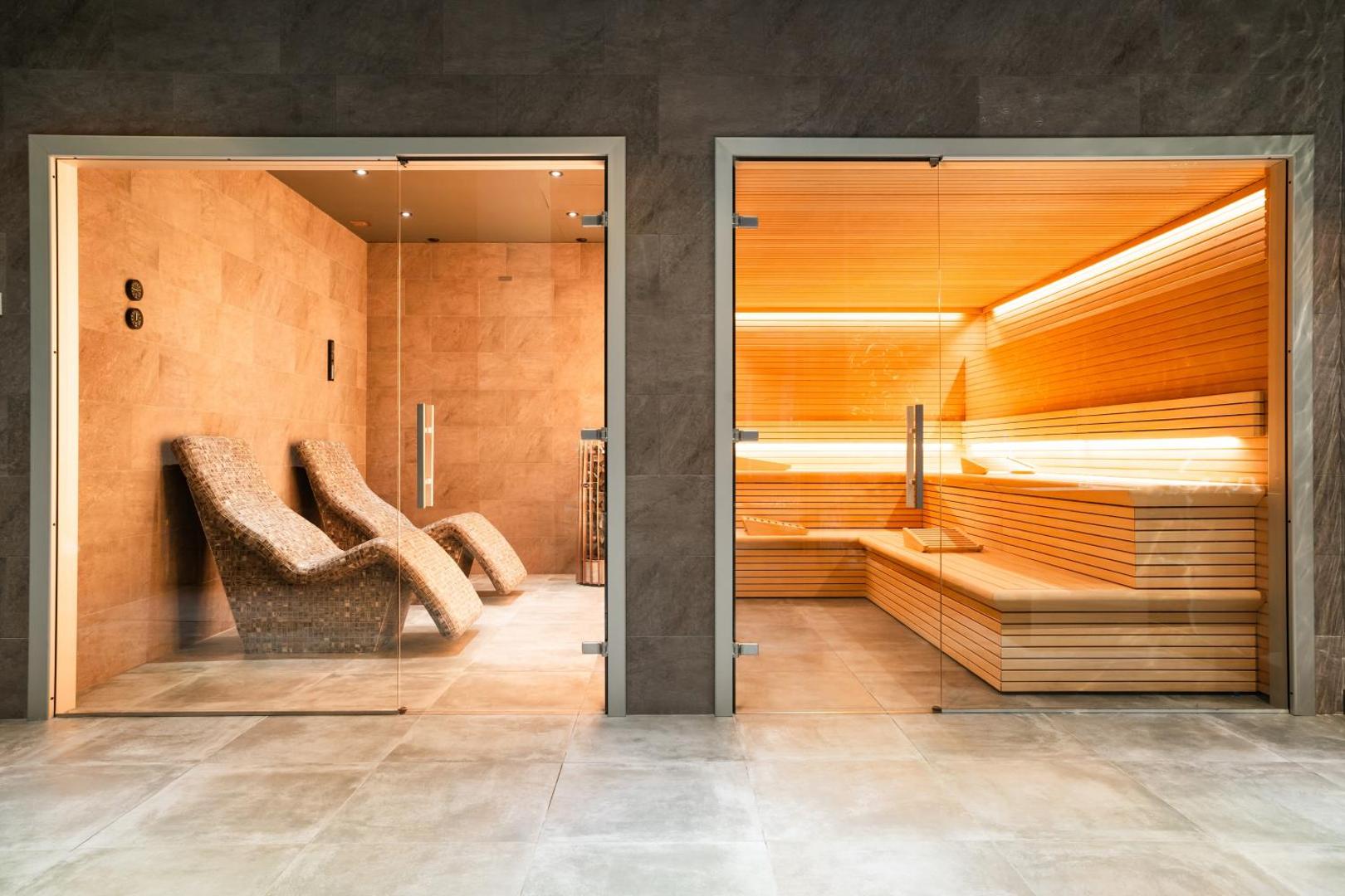 Hovima Cool Costa Adeje spa komplekss ar modernu saunu un tvaika pirti, koka apdari un stikla durvīm