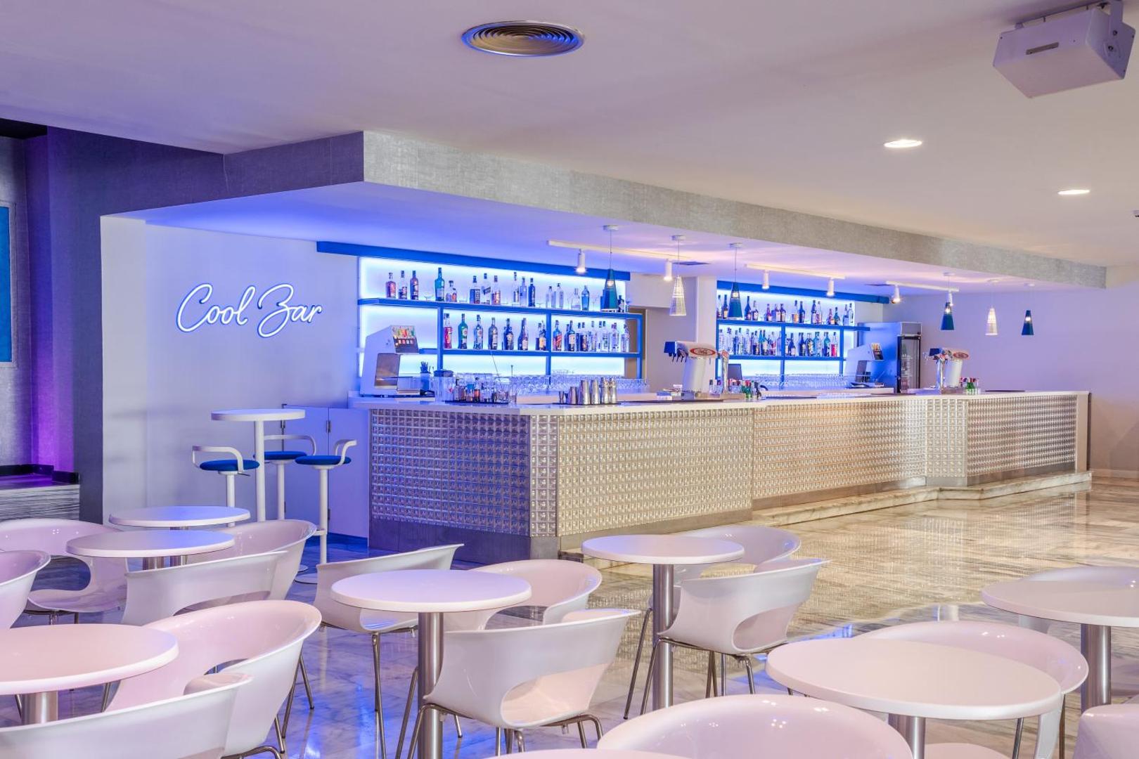 Hovima Cool Costa Adeje bārs Cool Bar ar modernu interjeru, zilu apgaismojumu un plašu dzērienu izvēli viesnīcas viesiem