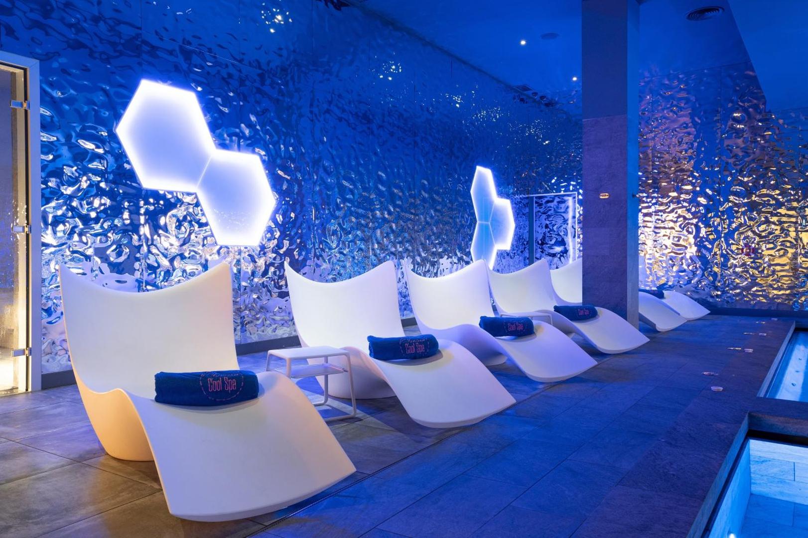 Hovima Cool Costa Adeje spa atpūtas zona ar ergonomiskiem zviļņiem, zilu neona apgaismojumu un relaksējošu atmosfēru