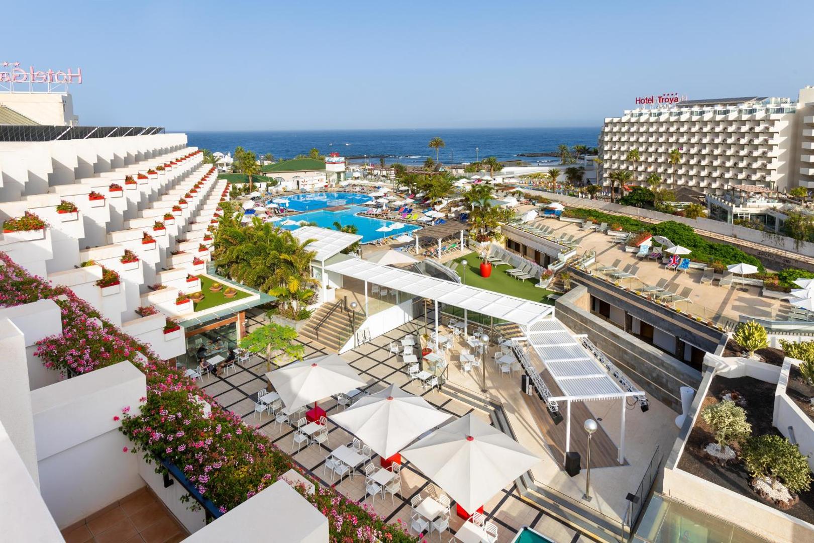 Alexandre Hotel Gala skats no augšas uz baseinu zonu, terasēm un okeāna piekrasti Playa de las Americas, Tenerifē