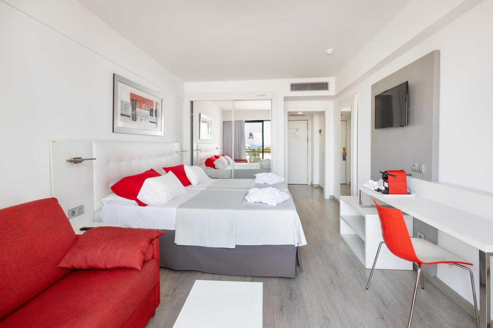 Alexandre Hotel Gala gaišs divvietīgs numurs ar sarkanu dīvānu, modernu interjeru un spoguļsienu Tenerifē