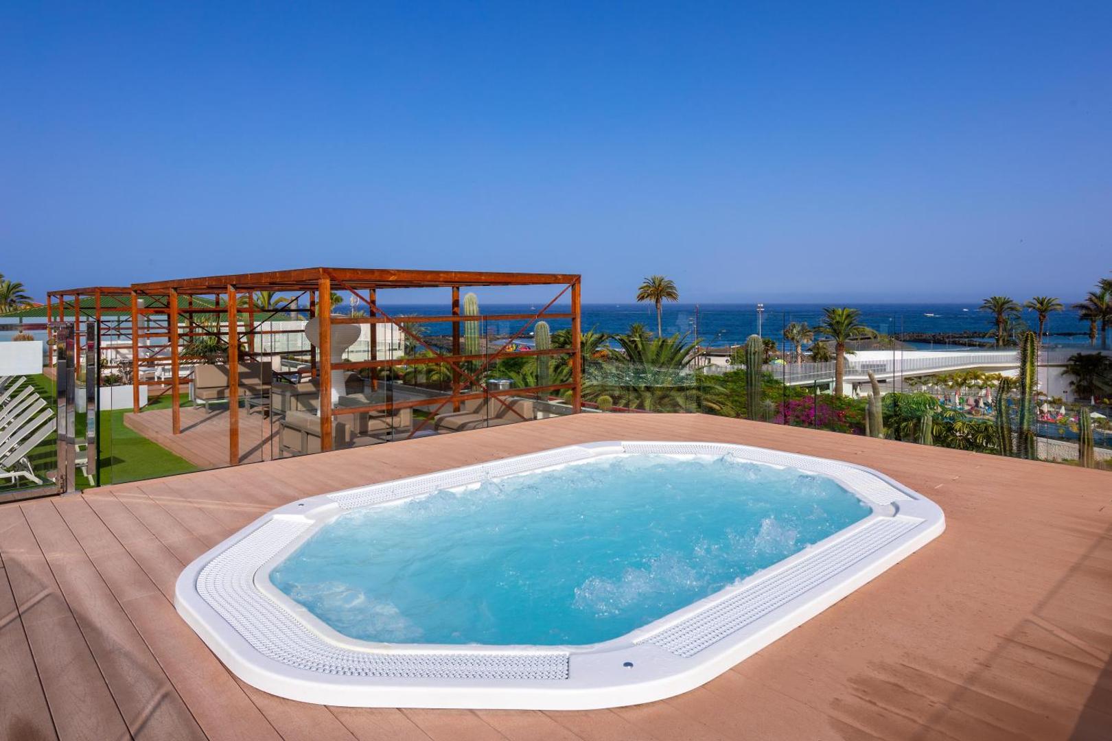 Alexandre Hotel Gala āra džakuzi uz terases ar skatu uz okeānu Tenerifē — koka klājs un atpūtas zona