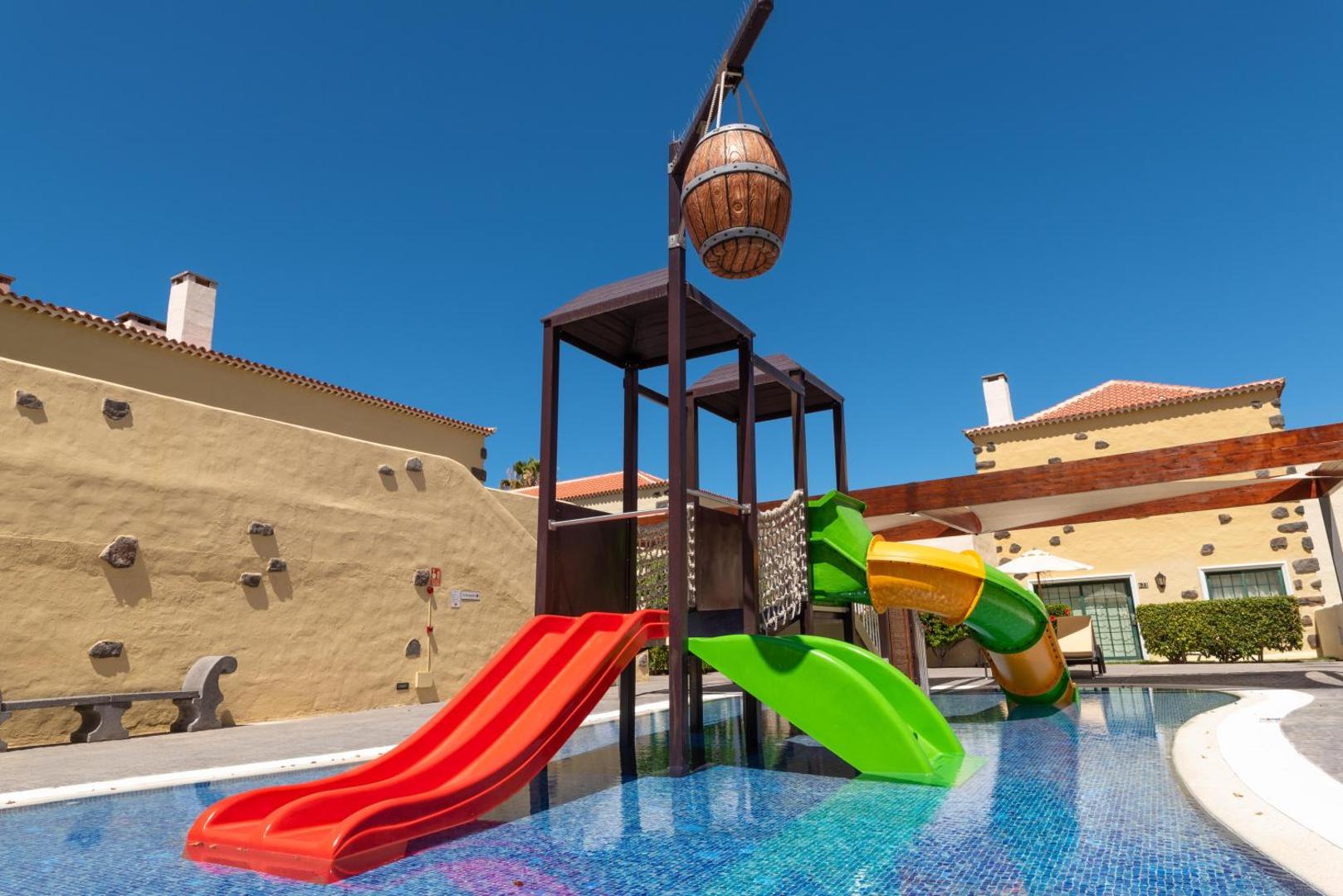 GF Isabel bērnu baseins ar krāsainiem slidkalniņiem un ūdens mucu izklaidei ģimenēm ar bērniem Tenerifē