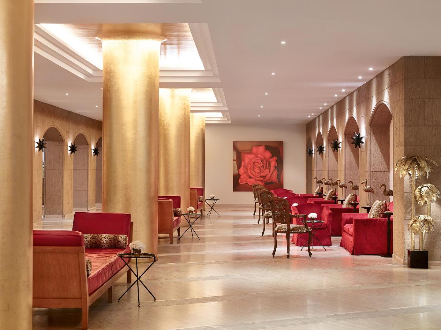 Grecotel Lux Me Dama Dama greznais vestibils ar zelta kolonnām, sarkaniem samta krēsliem un mākslas darbiem Faliraki, Rodā