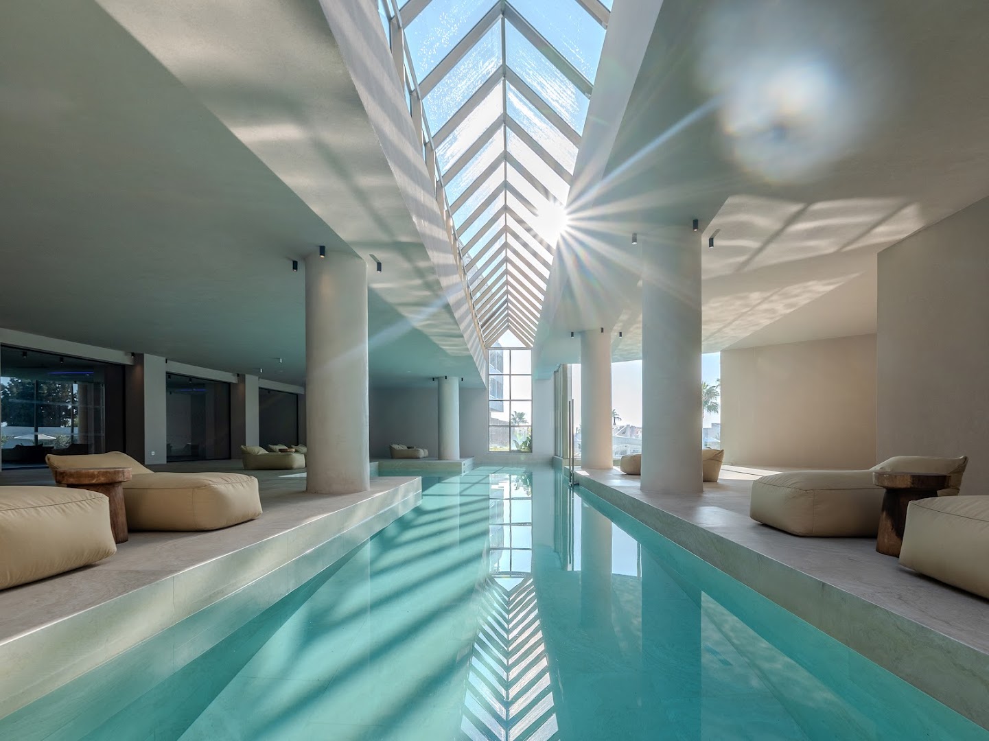 Grecotel Lux Me Dama Dama iekštelpu baseins ar stikla jumtu, saules stariem un ērtiem atpūtas maisiem Rodā
