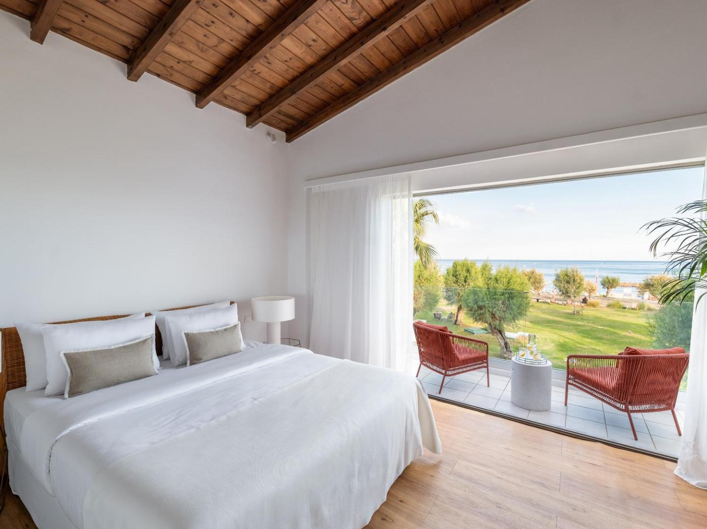 Grecotel Lux Me Dama Dama numurs ar koka siju griestiem un panorāmas logu uz dārzu un jūru Rodā