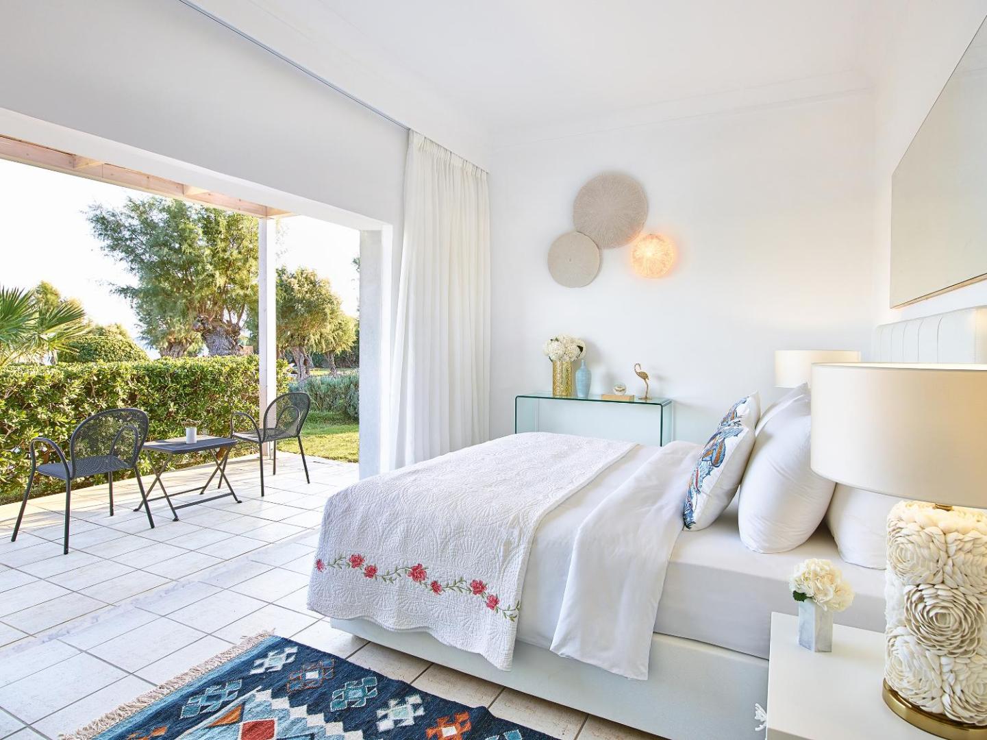 Grecotel Lux Me Dama Dama gaišs numurs ar terasi Rodas salā — skats uz dārzu, balta gulta un mēbelēta atpūtas zona