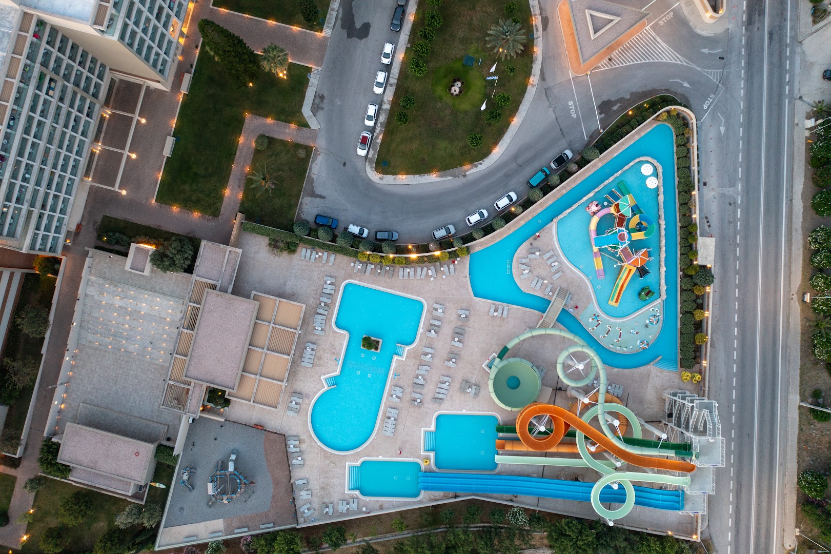 Amada Colossos Resort akvaparks no putna lidojuma — krāsaini ūdens slidkalniņi un bērnu baseini izklaidei