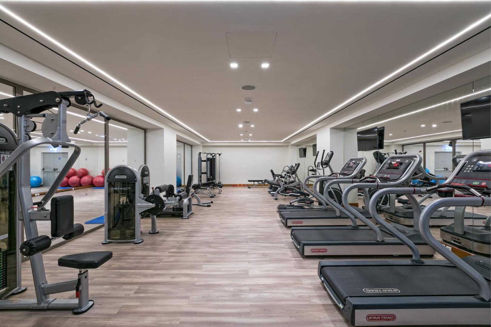 Mūsdienīgs Amada Colossos Resort fitnesa centrs ar Star Trac skrejceliņiem un profesionālu spēka treniņu aprīkojumu