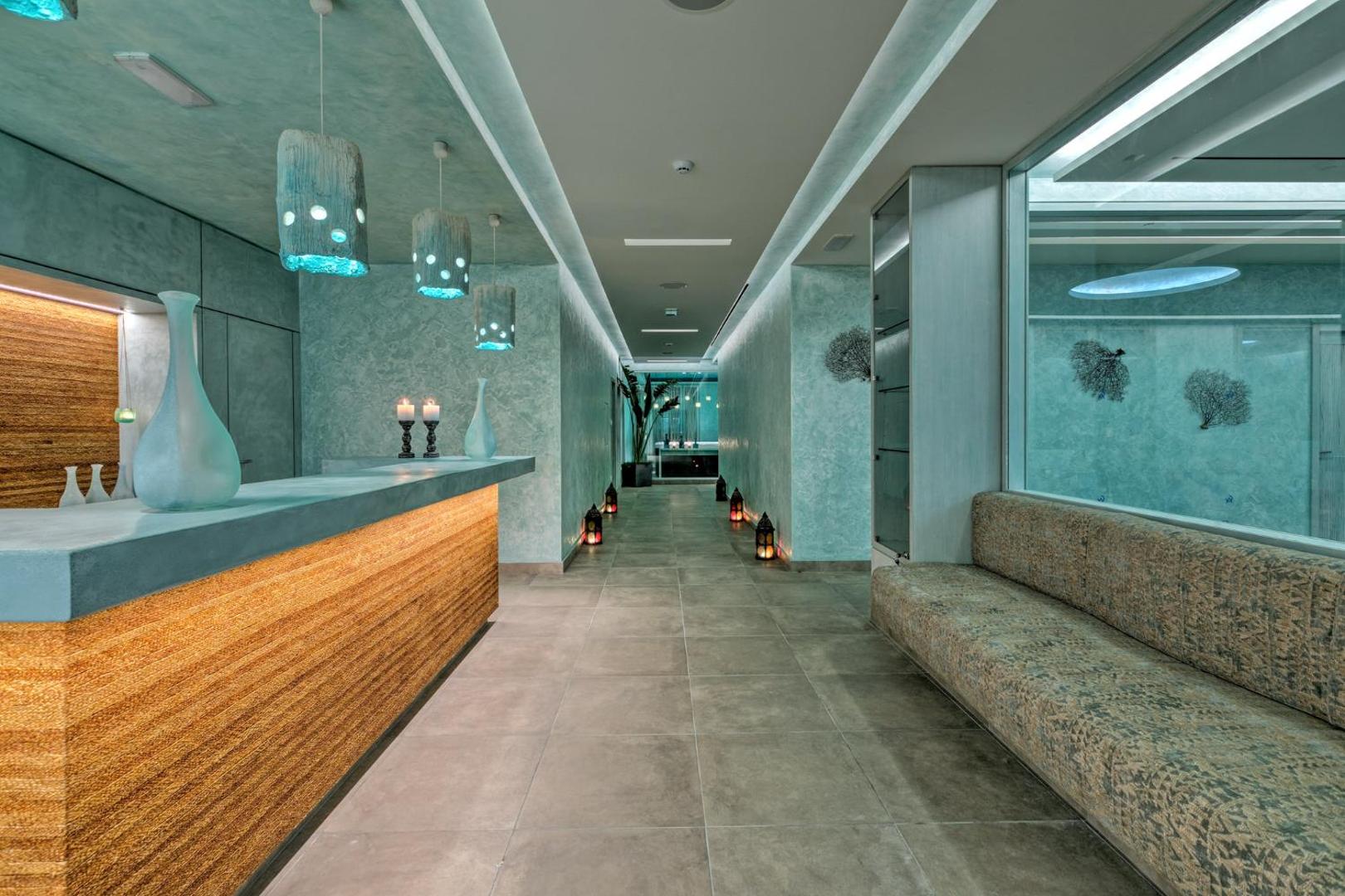 Amada Colossos Resort modernā spa centra recepcija un gaitenis ar tirkīza sienām un dizaina apgaismojumu Rodā