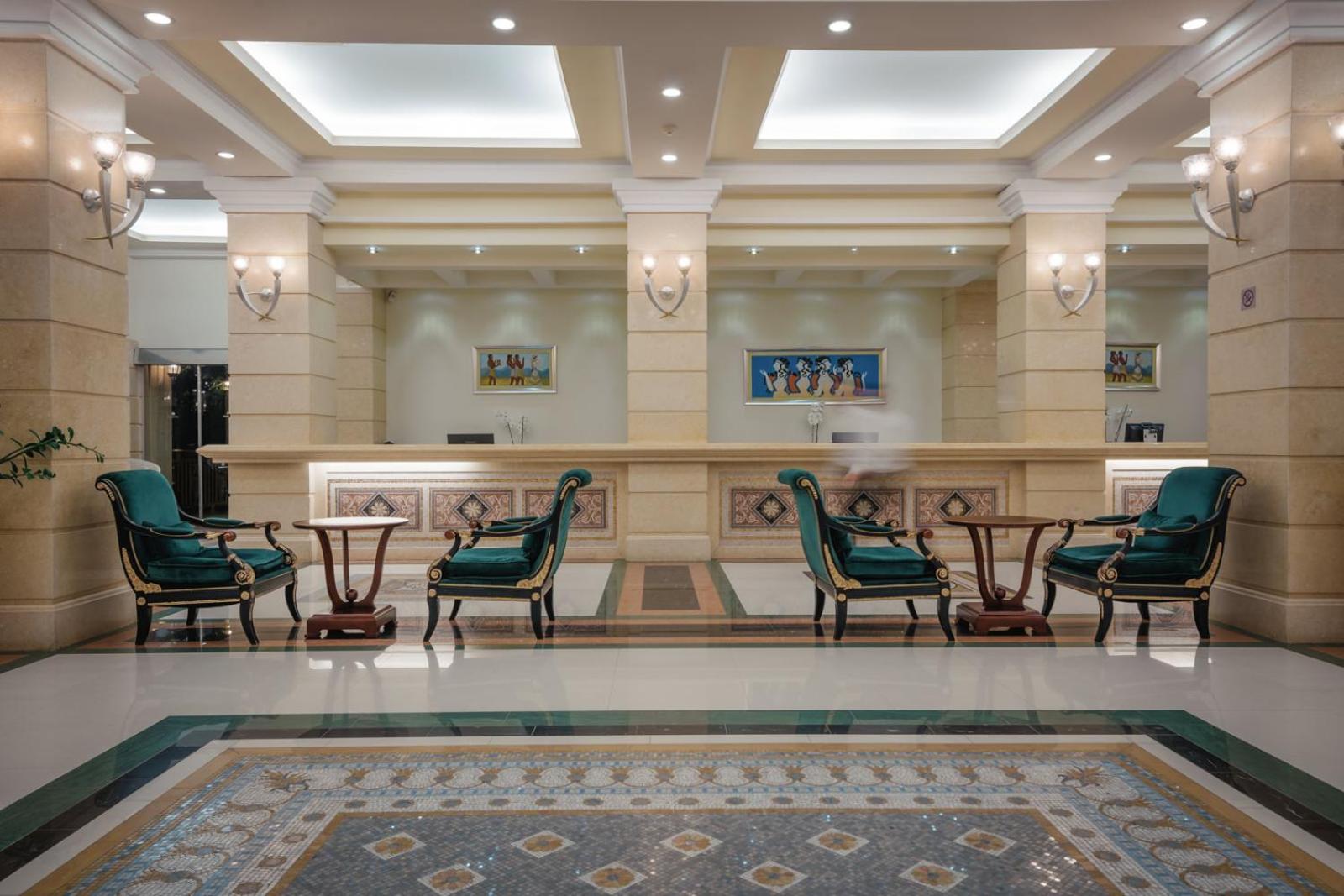 Lindos Imperial Resort & SPA uzņemšanas zona ar klasiska stila mēbelēm, smalkām mozaīkas grīdām un mīkstiem atpūtas krēsliem