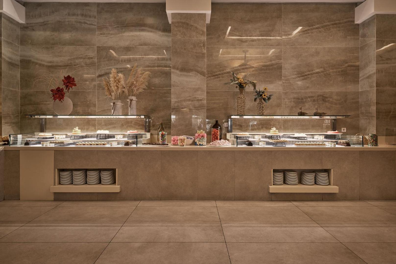 Lindos Imperial Resort & SPA bufetes tipa restorāna desertu un saldumu zona ar modernu interjeru