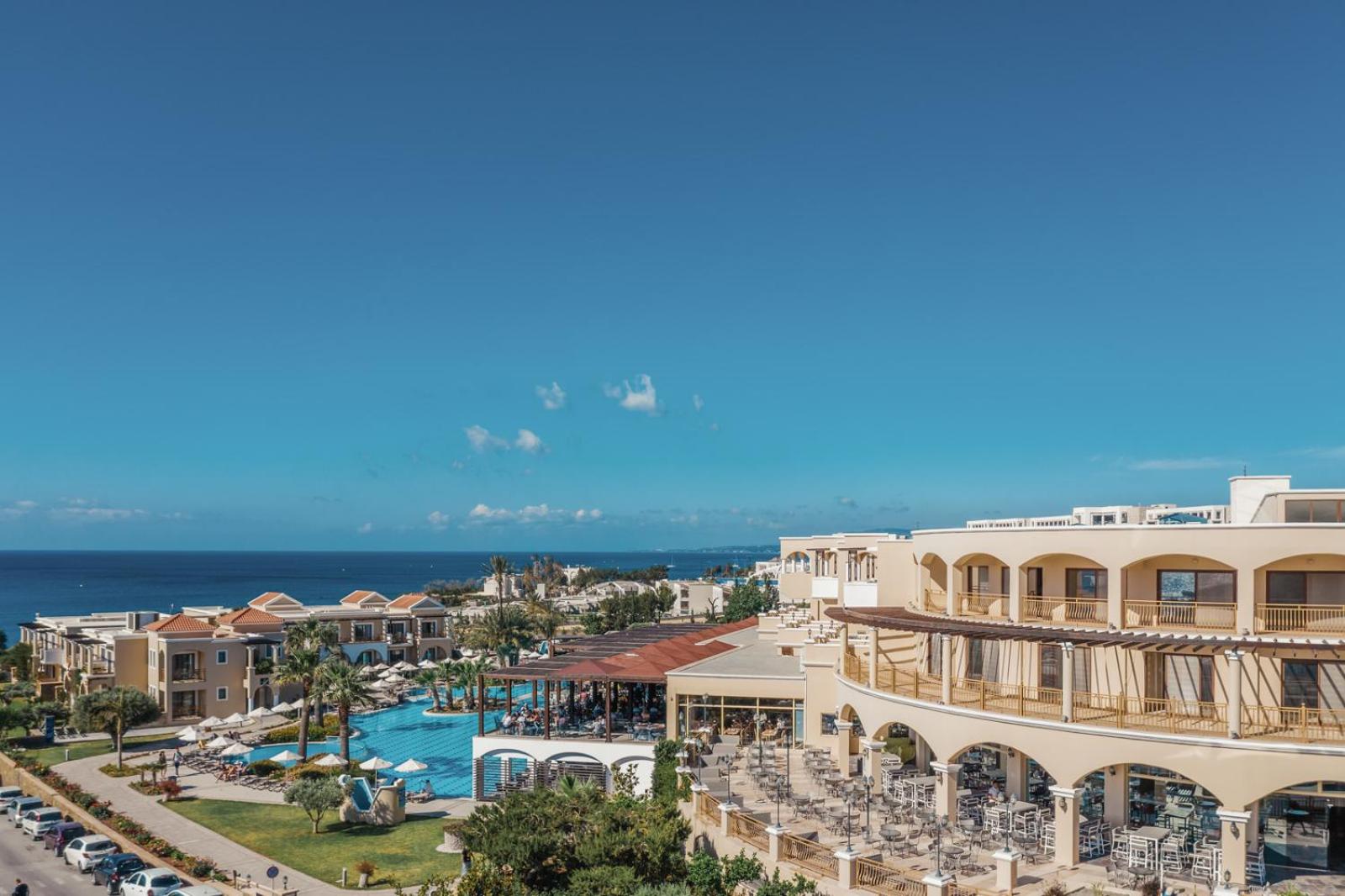 Lindos Imperial Resort & SPA galvenā ēka ar terasēm un restorānu zonu — skats uz baseinu un jūras horizontu Rodas salā
