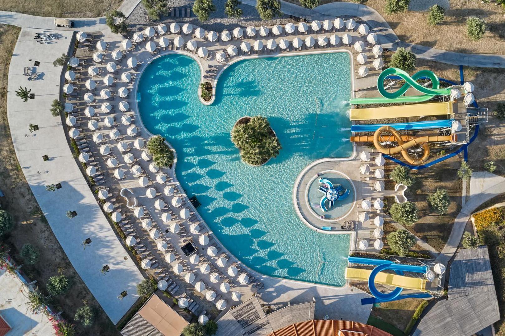 Lindos Imperial Resort & SPA akvaparks ar krāsainiem slidkalniņiem un bērnu baseinu Rodas salā — skats no putna lidojuma