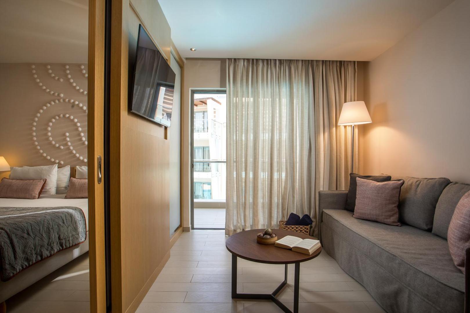 Eden Roc Resort ģimenes numurs ar atsevišķu dzīvojamo zonu, dīvānu un skatu uz iekšpagalmu