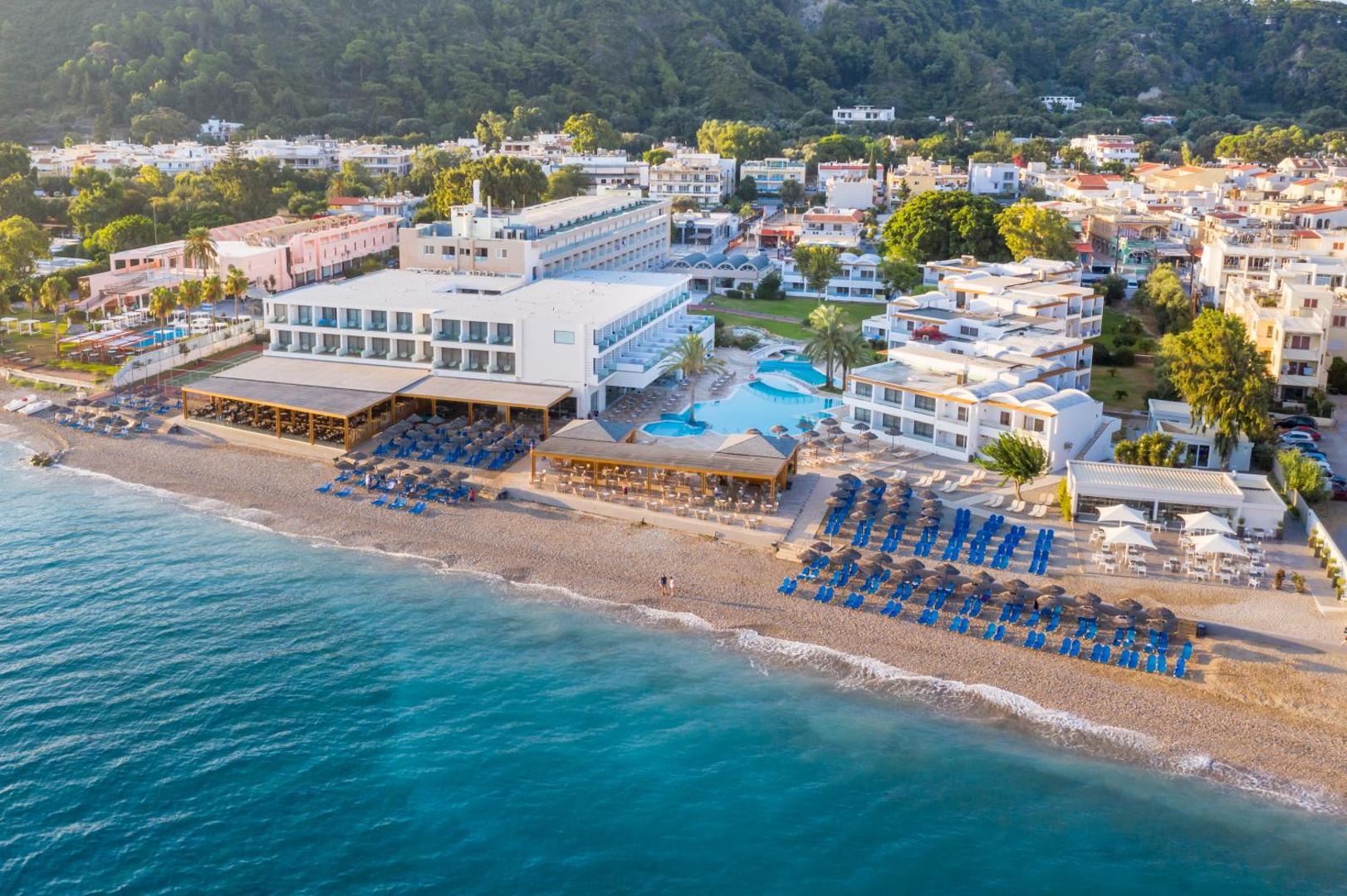 Avra Beach Resort Hotel & Bungalows skats no putna lidojuma Rodas salā — viesnīcas komplekss tieši oļu pludmales krastā ar baseiniem