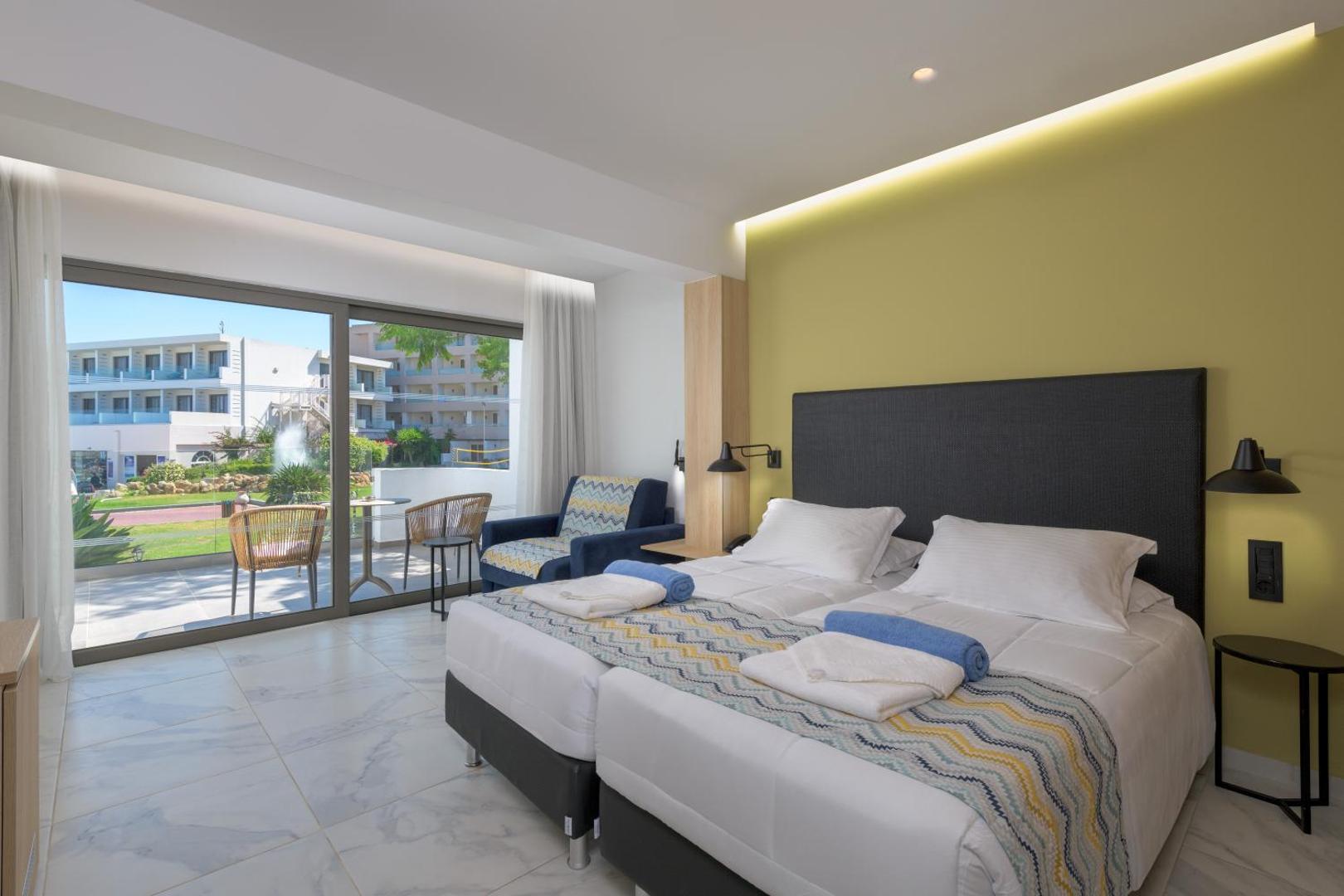 Avra Beach Resort Hotel & Bungalows numurs ar tiešu izeju uz terasi, dārza skatu un modernu interjeru Rodas salā