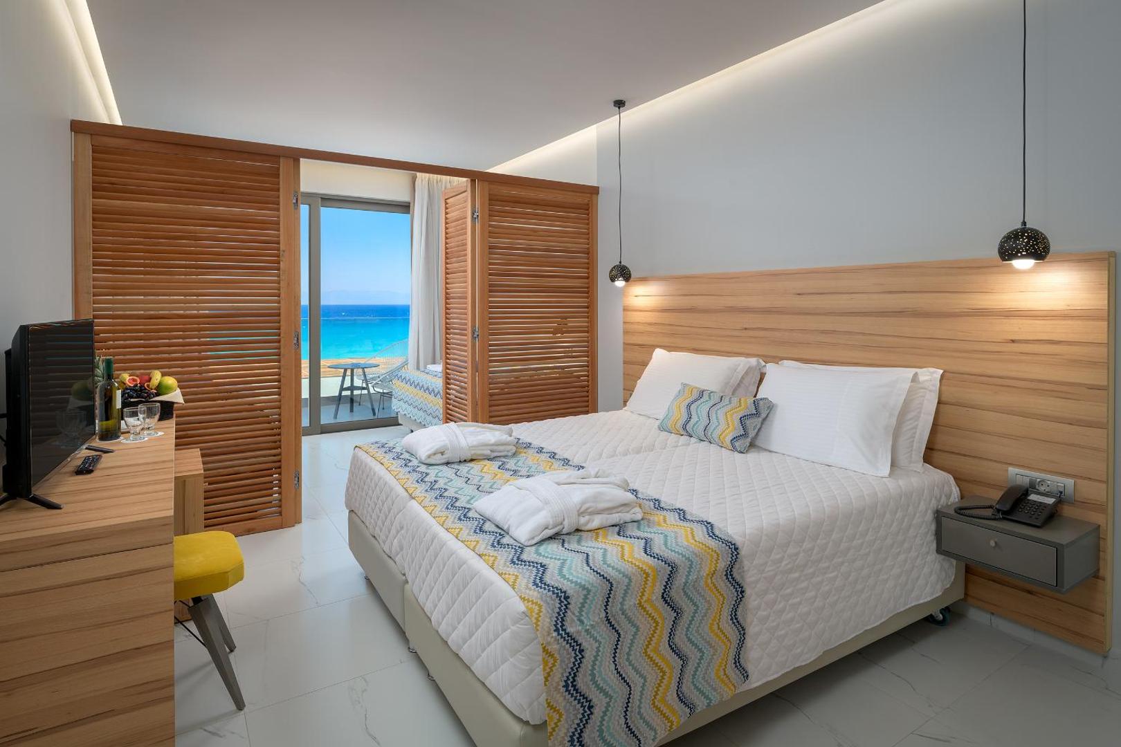 Avra Beach Resort gaišs numurs ar skatu uz jūru, koka apdari, balkonu un modernu interjeru Rodas salā