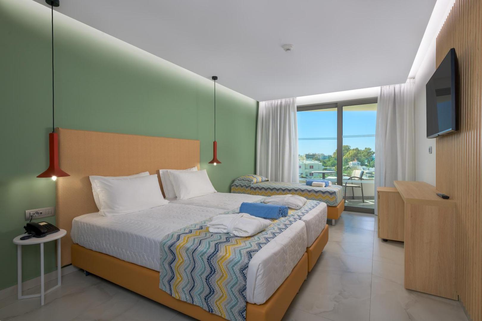 Avra Beach Resort Hotel & Bungalows gaišs numurs Rodā ar divguļamo gultu, papildu gultu un balkonu ar skatu uz pilsētu