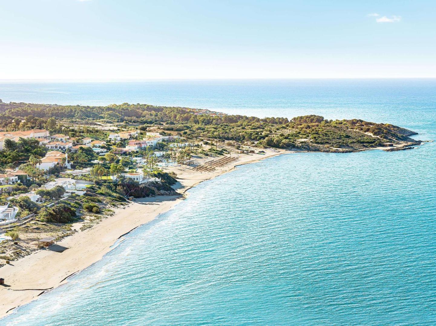 Skats no putna lidojuma uz Grecotel LUXME Oasis at Riviera Olympia piekrasti, tirkīzzilo jūru un smilšu kāpām Peloponēsā.
