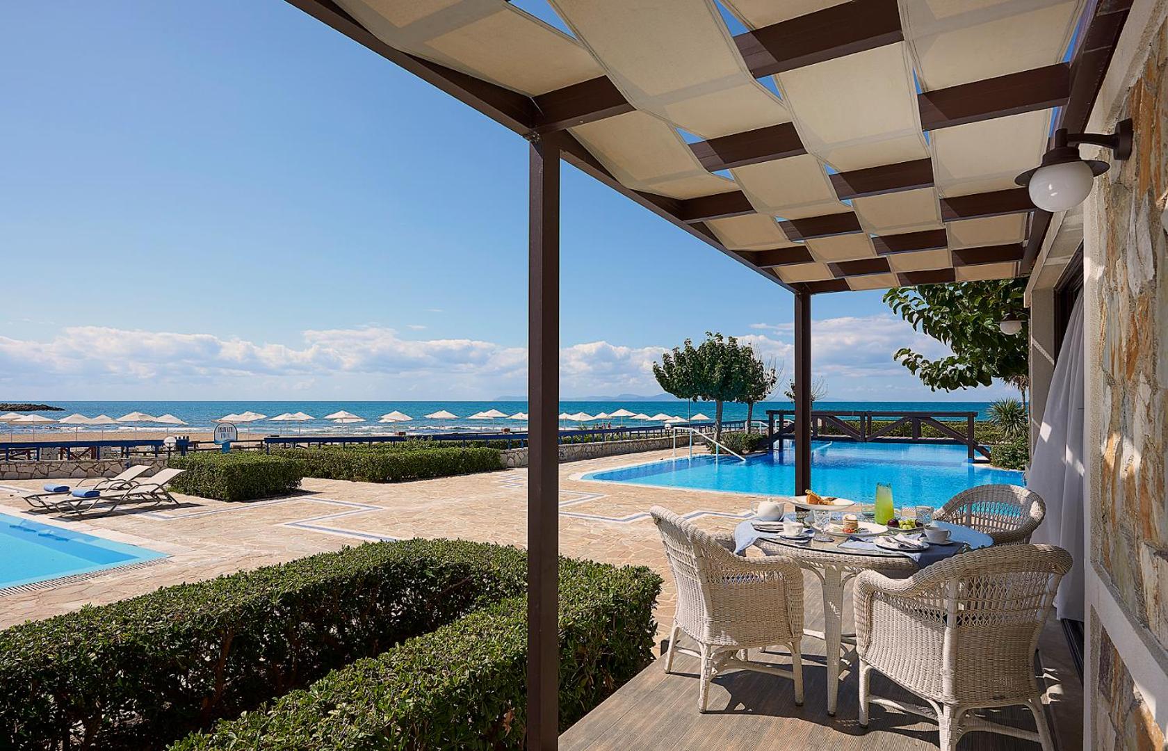 Aldemar Olympian Village terase ar brokastīm pie baseina un skatu uz Jonijas jūru Peloponēsā, Grieķijā.