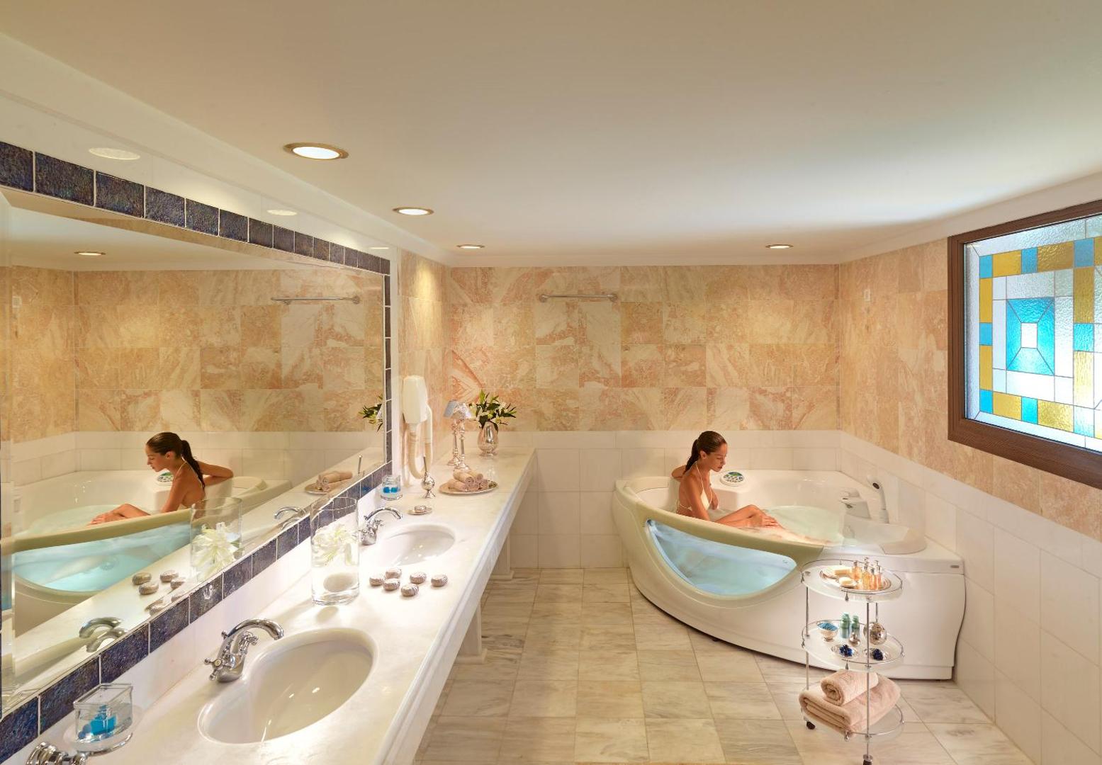 Aldemar Olympian Village spa centra džakuzi vanna un plaša atpūtas zona ar marmora apdari un vitrāžām