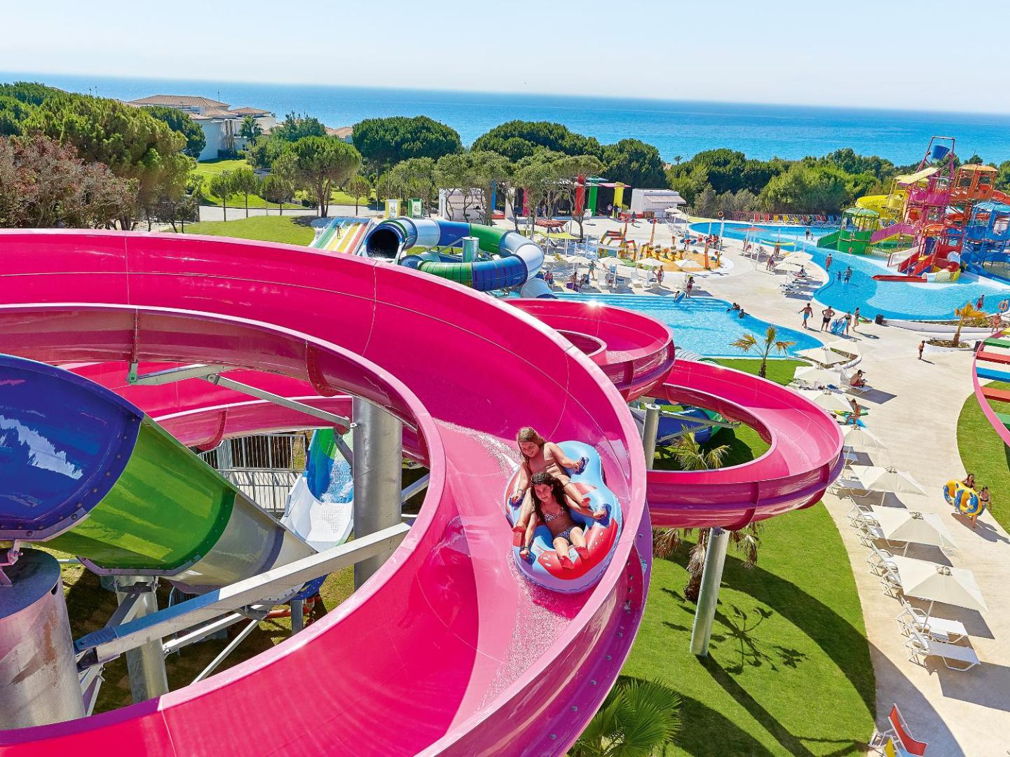 Grecotel Ilia Palms & Aqua Park vērienīgais akvaparks Peloponēsas piekrastē — krāsaini ūdens slidkalniņi, baseini un skats uz Jonijas jūru