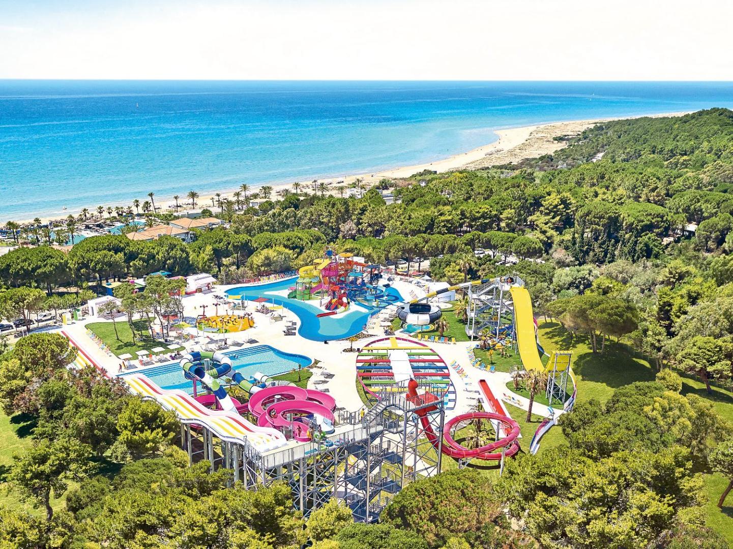 Grecotel Ilia Palms & Aqua Park plašais akvaparks ar krāsainiem slidkalniņiem un baseiniem priežu meža ieskautā teritorijā pie Jonijas jūras.